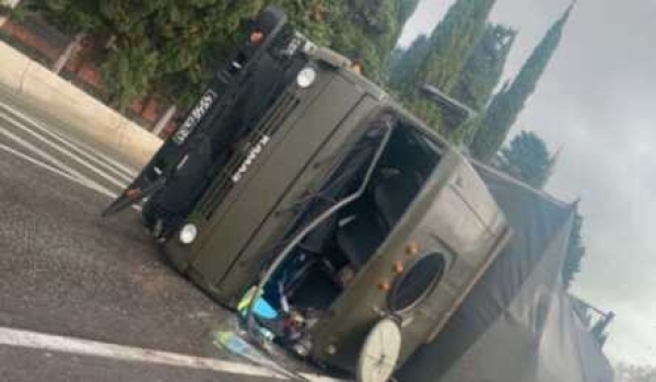 В Сочи произошло опрокидывание военного грузовика