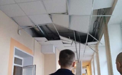 Потолок обрушился на школьников в гимназии № 8 в Новороссийске