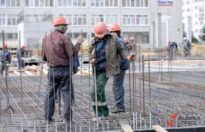 На стройке в Москве рабочие устроили драку из-за пачки арматуры